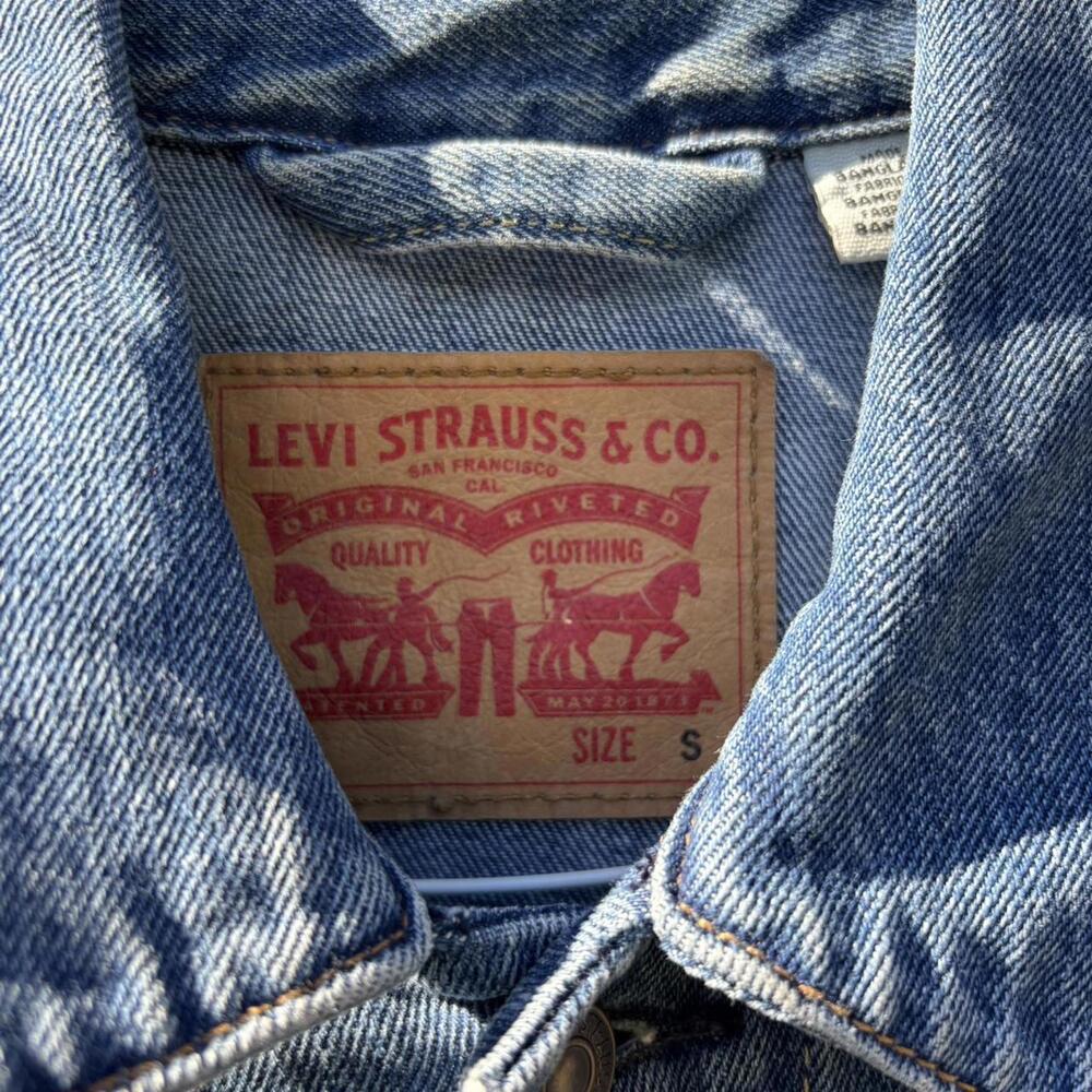 Classic Levi’s denim trucker jacket in a versatile mid-wash blue. - Picture 2 of 3